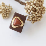 anillo grande marrón con piedra natural marrón