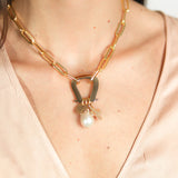 collar de cadena dorada con colgante perla grande