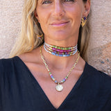 Collar corto con pieza dorada y piedras naturales ágatas para mujer