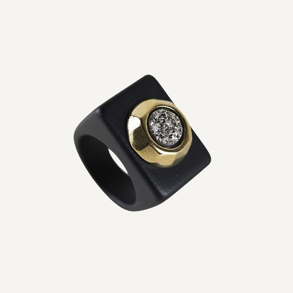 anillo negro con piedra drusa titanio