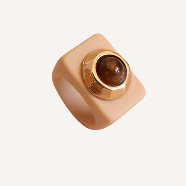 Anillo color arena con ojo de tigre