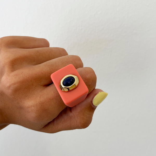 Anillo mujer coral con piedra natural sodalita