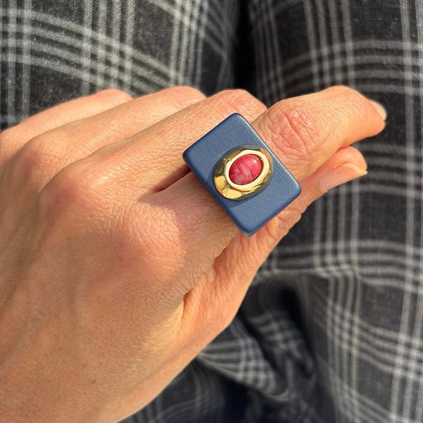 Anillo azul marino con amazonita roja