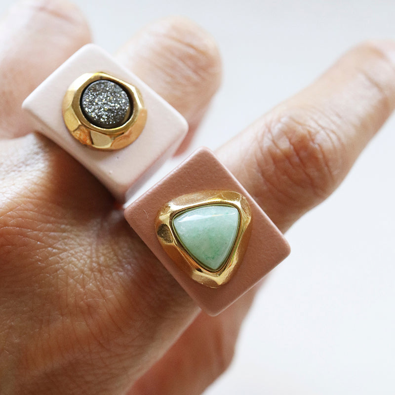 anillos grandes tonos suaves con piedra natural