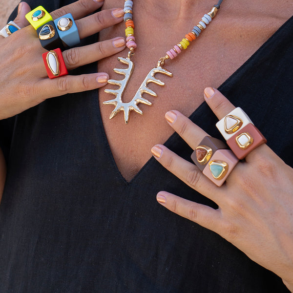 Anillo grande color mora con porcelana blanca