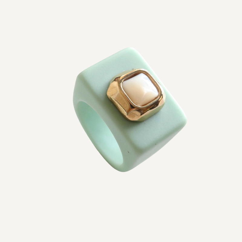 ANILLO GRANDE COLOR VERDE MENTA CON PIEDRA NATURAL MADREPERLA
