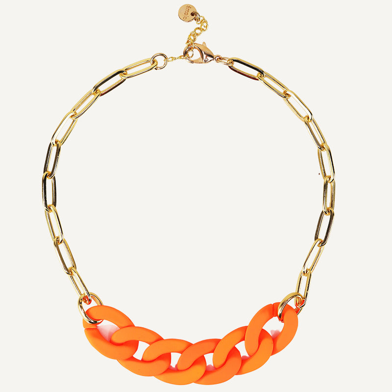 Collar fluor de color naranja y cadena dorada. 